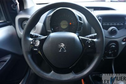 Car image 13