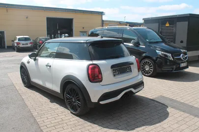 Car image 28