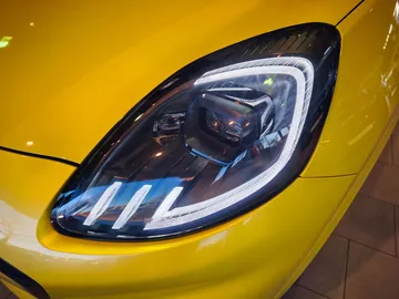 Car image 18