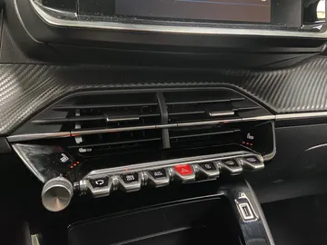 Car image 28