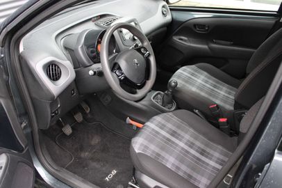 Car image 9