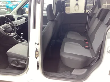 Car image 12