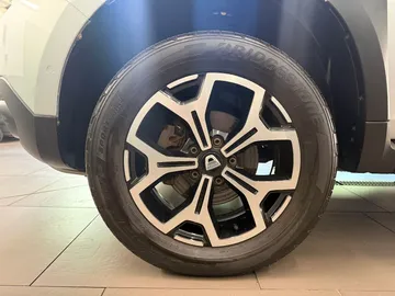 Car image 27