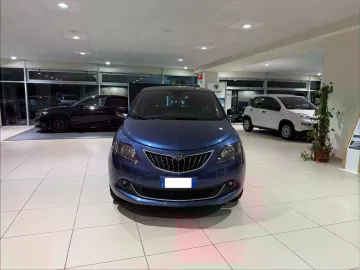 Car image 3