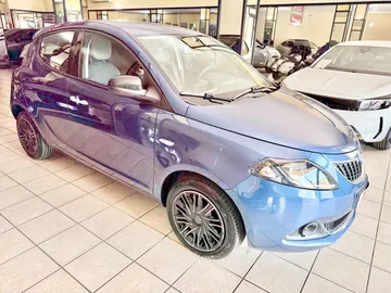 Car image 4