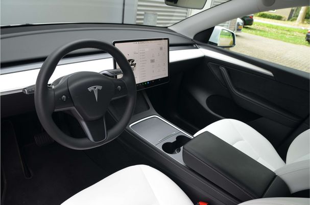 Tesla Model Y Long Range AWD 258 kW image number 10