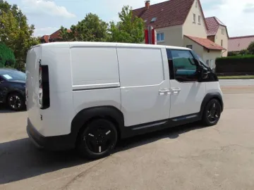Car image 17