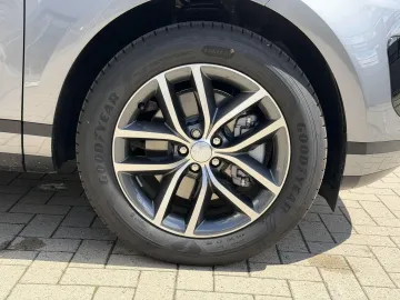 Car image 32