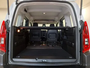 Car image 30