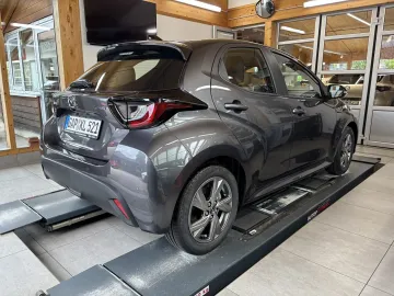 Car image 4