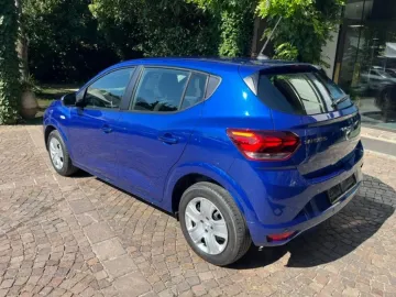 Car image 4
