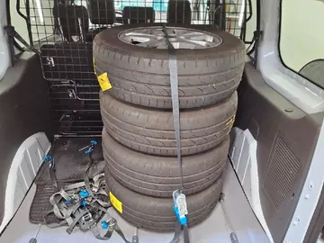Car image 8