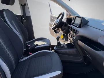 Car image 25