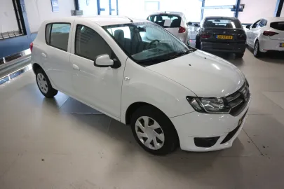 Car image 3
