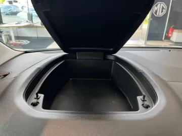 Car image 32