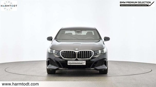 BMW 550 e xDrive 359 kW image number 2