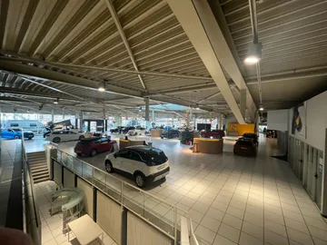 Car image 19