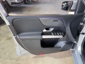 Car image 30