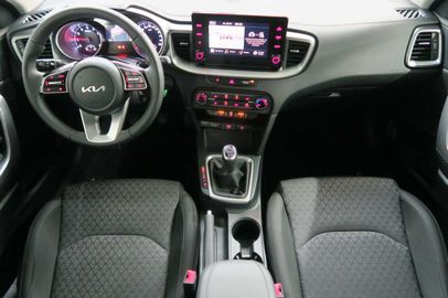 Car image 16