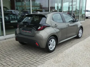 Car image 18