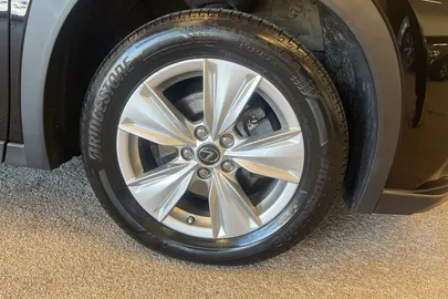 Car image 11