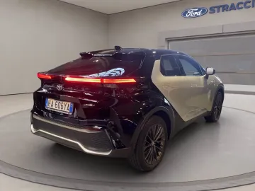 Car image 4