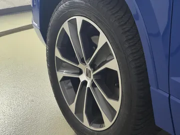 Car image 27