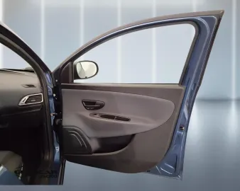 Car image 30