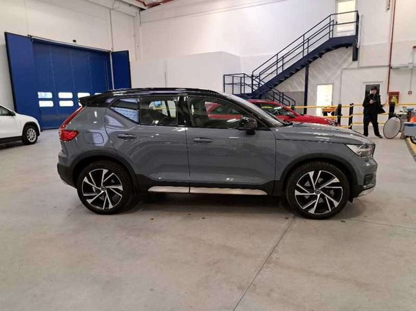 Volvo XC40 D4 AWD Geartronic R-Design 140 kW image number 3