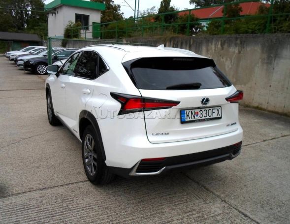 Lexus NX 300 H 145 kW image number 4