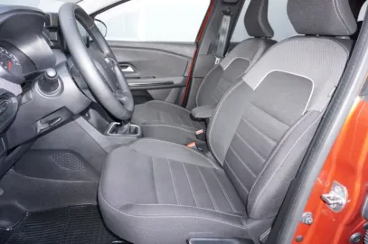 Car image 4