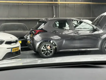 Car image 2