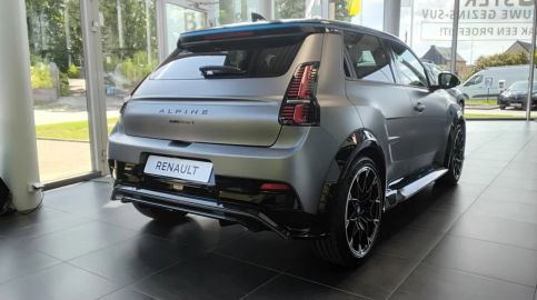 Car image 4