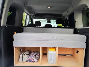 Car image 24
