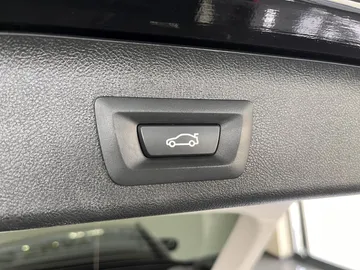 Car image 32