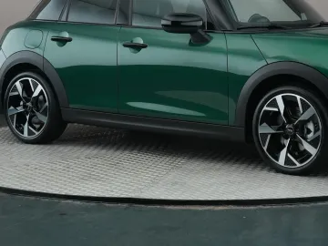 Car image 19