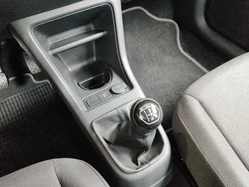 Car image 30