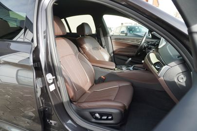 Car image 30