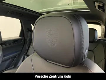Car image 28