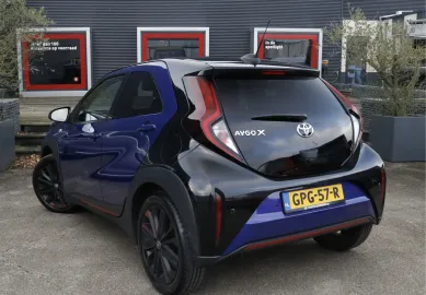 Car image 4