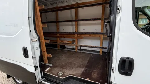 Car image 29