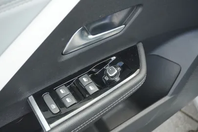 Car image 30