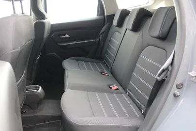 Car image 26