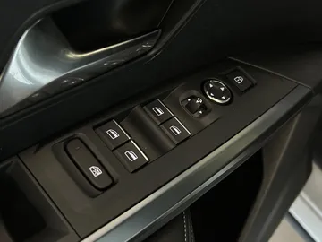 Car image 35