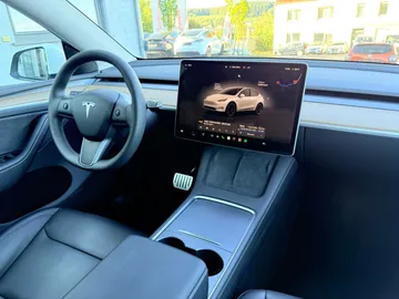 Car image 18