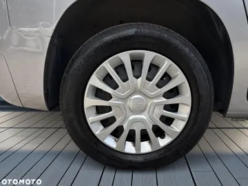 Car image 30