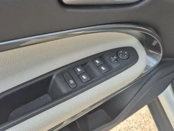 Car image 32