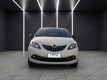 Car image 3