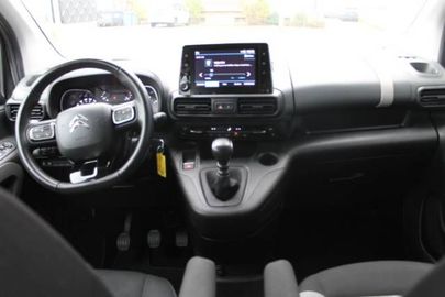 Car image 12