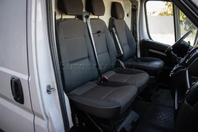 Car image 26